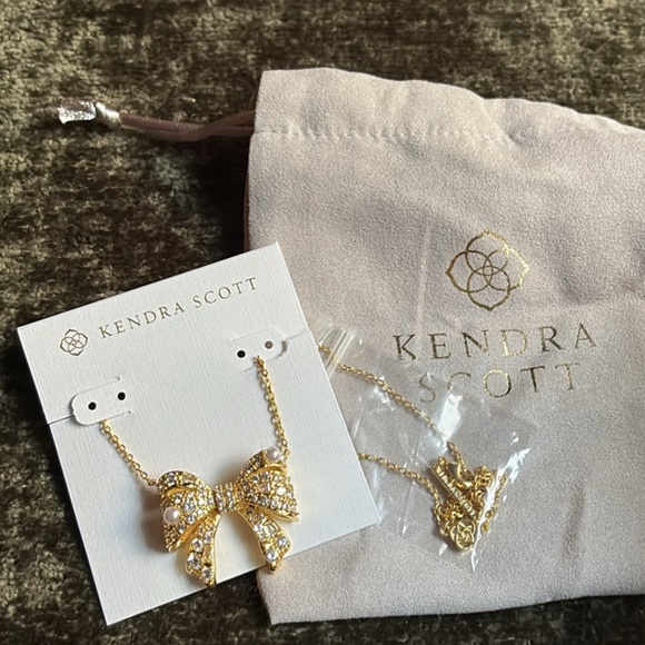 Kendra Scott Gold pearl bow necklace . Gives lovefancy vibes. NWT . - Picture 3 of 4